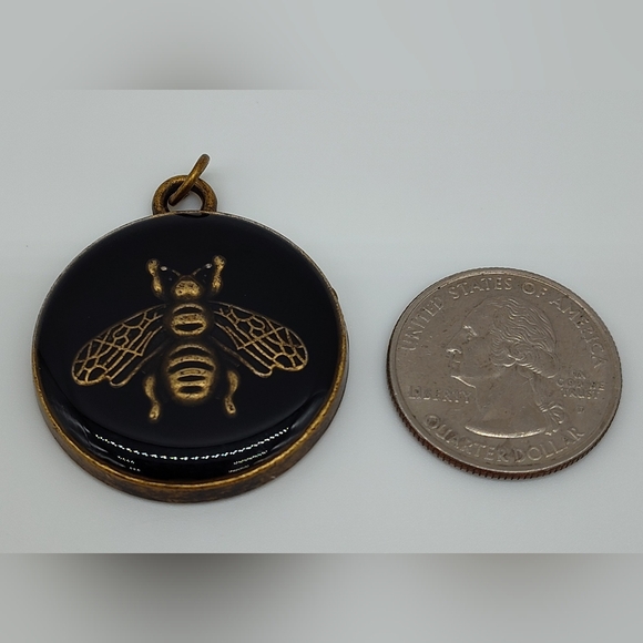 GUCCI Black Enamel Bee Medallion Pendant Gold-Tone Made in Italy Michele Era - Picture 6 of 6